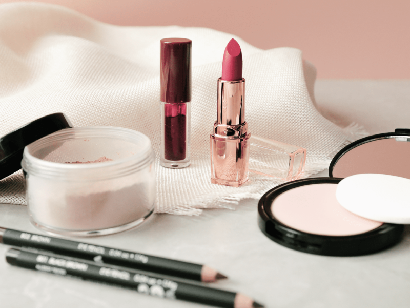 Seni Merias Wajah Menggunakan Make Up Dan Lainnya