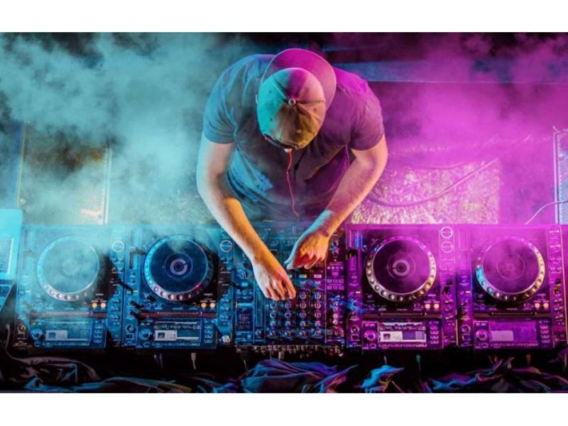 Disc Jockey Seorang Dj Yang Pandai Mengolah Musik Disc Jockey Seorang Dj Yang Pandai Mengolah Musik