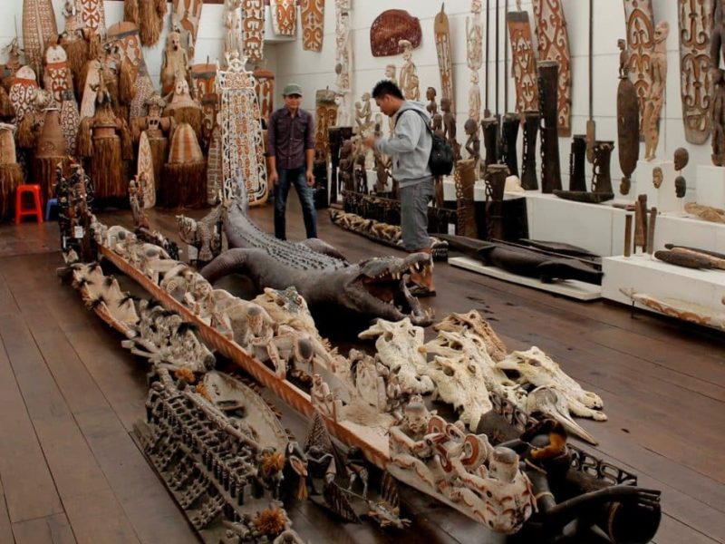 Seni Ukir Suku Asmat Warisan Hidup Yang Penuh Makna