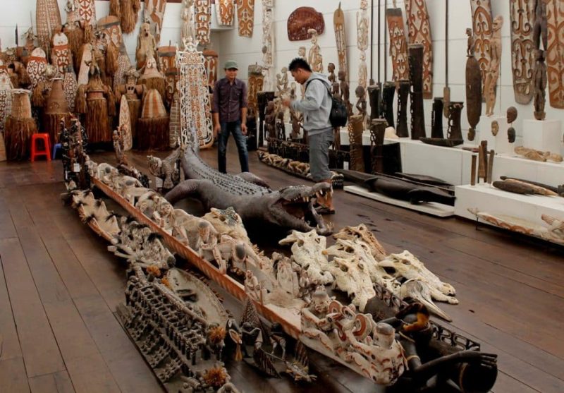 Seni Ukir Suku Asmat Warisan Hidup Yang Penuh Makna