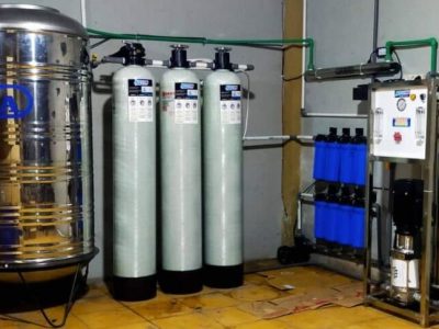 Air Isi Ulang Menggunakan Filter Sistem Reverse Osmosis