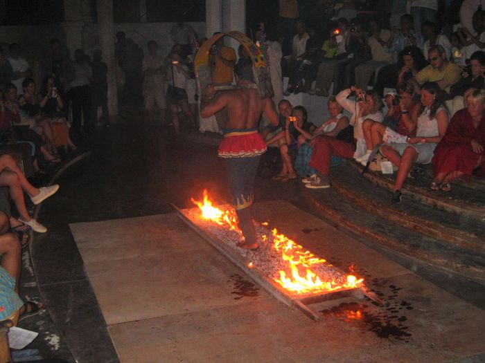Ritual Tradisional Fire Walking Atau Berjalan Di Atas Bara