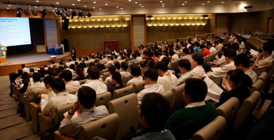 Acara Seminar Memberikan Informasi Ataupun Edukasi