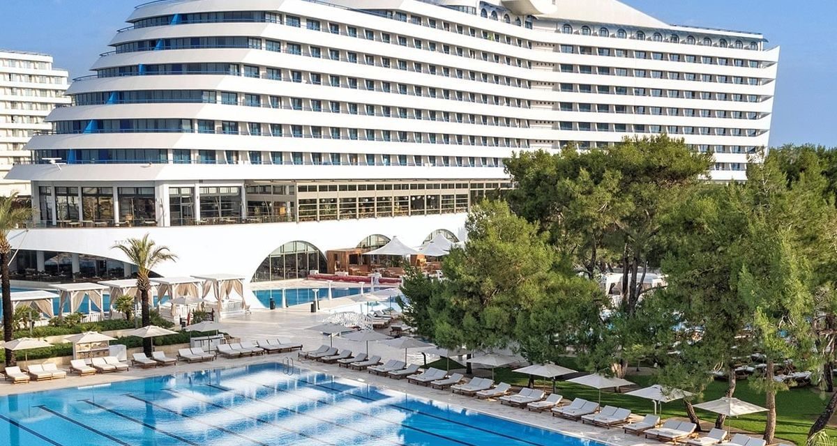 Vibe Kapal Pesiar! Hotel Ini Punya 7 Kolam Renang Sekaligus