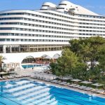 Vibe Kapal Pesiar! Hotel Ini Punya 7 Kolam Renang Sekaligus