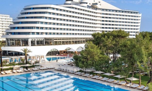 Vibe Kapal Pesiar! Hotel Ini Punya 7 Kolam Renang Sekaligus