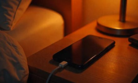 Sepele Tapi Fatal: Bahaya Charger Gak Di Cabut