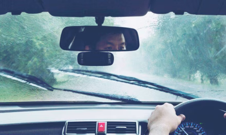 Anti Slip! Tips Tetap Tenang Nyetir Di Jalanan Basah