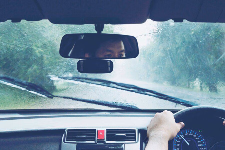 Anti Slip! Tips Tetap Tenang Nyetir Di Jalanan Basah