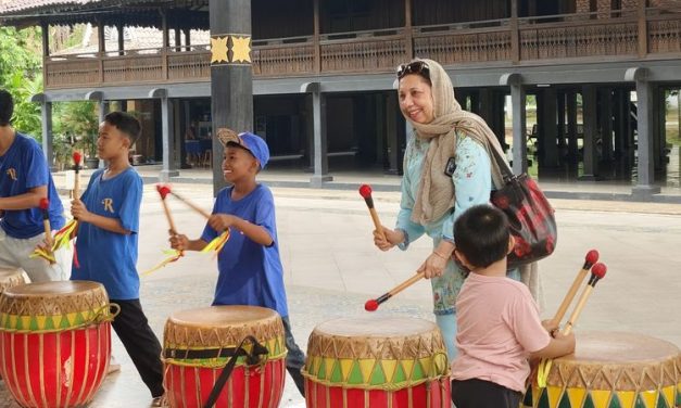 Bikin Kagum! Turis Pakistan Jago Main Dol Di TMII