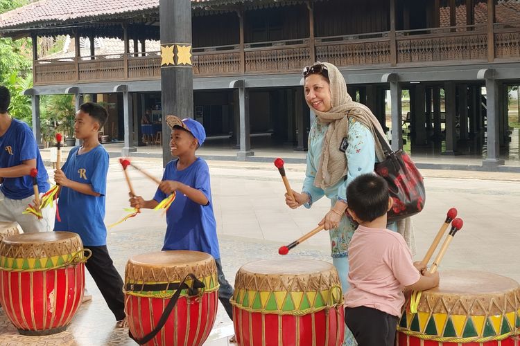 Bikin Kagum! Turis Pakistan Jago Main Dol Di TMII