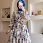 Mau Tampil Anggun? Coba Pakai Setelan Gamis Floral Ini