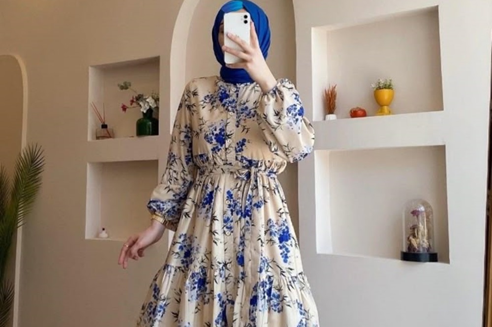 Mau Tampil Anggun? Coba Pakai Setelan Gamis Floral Ini